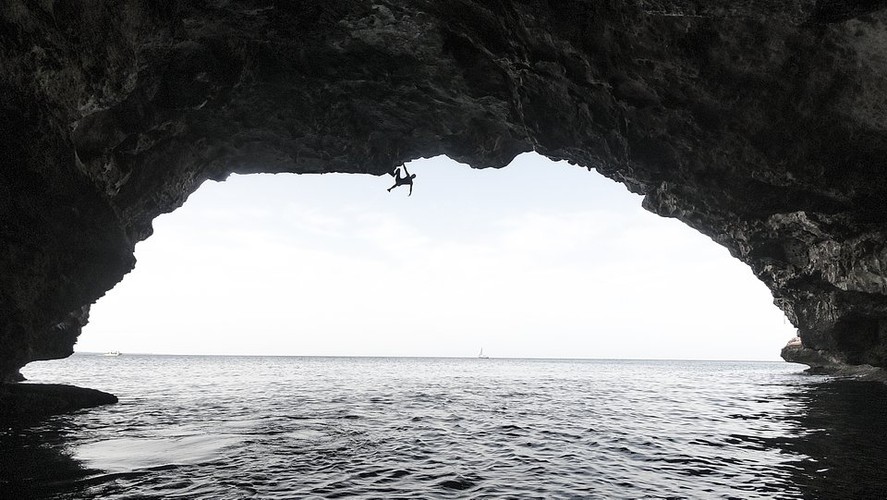 vietnamese photographer claims best photo of #sport2020 hinh 14