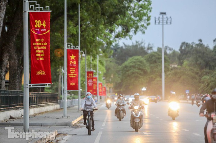 hanoi receives decorative makeover ahead of national holidays hinh 1