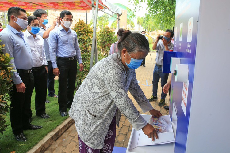 atm machine offering free food supports deprived people in hcm city hinh 10