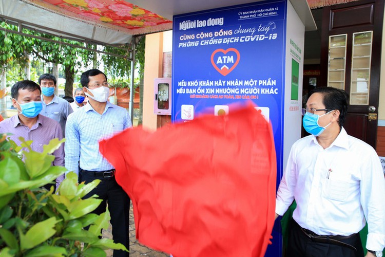 atm machine offering free food supports deprived people in hcm city hinh 1