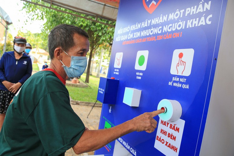 atm machine offering free food supports deprived people in hcm city hinh 2