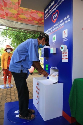 atm machine offering free food supports deprived people in hcm city hinh 3