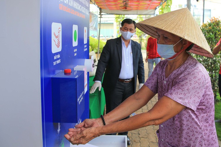 atm machine offering free food supports deprived people in hcm city hinh 6