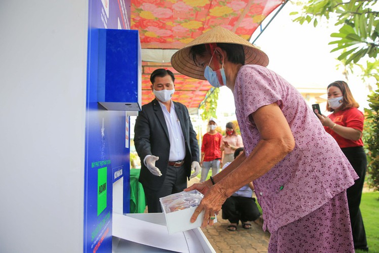 atm machine offering free food supports deprived people in hcm city hinh 7