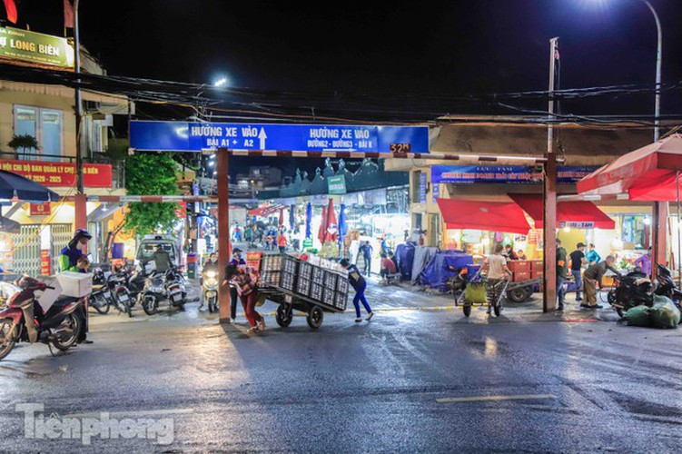 covid-19: post-restriction night markets open again in hanoi hinh 1