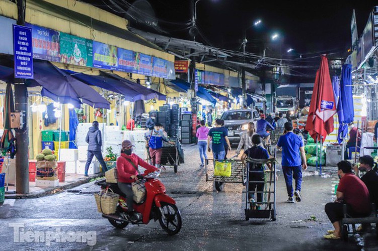 covid-19: post-restriction night markets open again in hanoi hinh 2