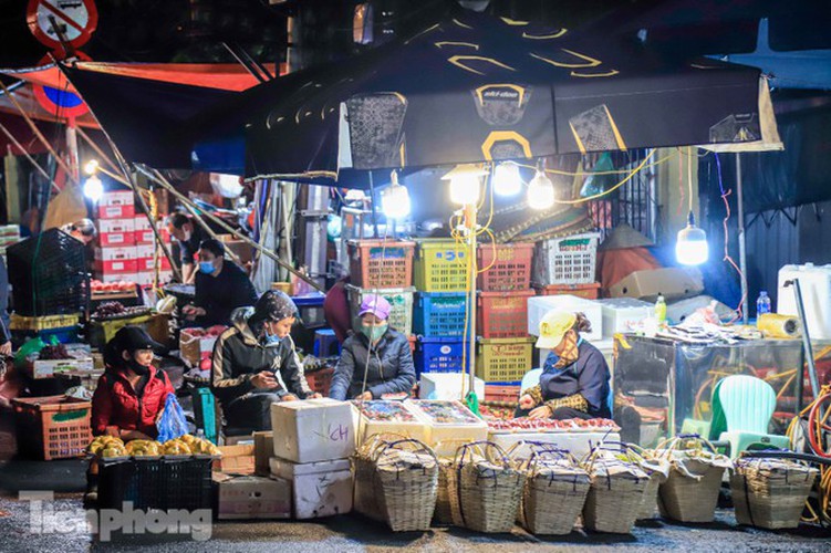 covid-19: post-restriction night markets open again in hanoi hinh 3