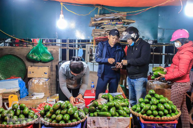 covid-19: post-restriction night markets open again in hanoi hinh 5