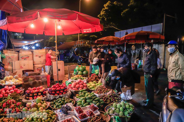 covid-19: post-restriction night markets open again in hanoi hinh 6