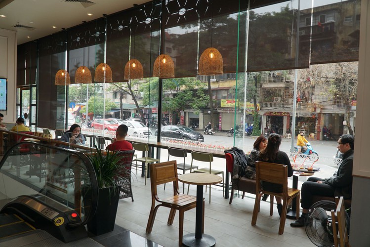 commercial centres remain quiet in hanoi, hcm city after re-opening hinh 11