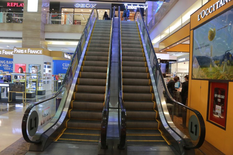 commercial centres remain quiet in hanoi, hcm city after re-opening hinh 12