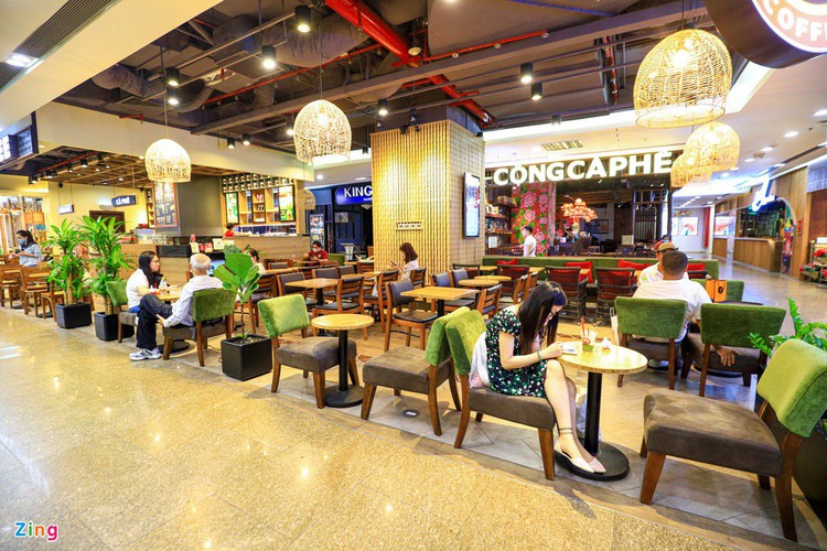 commercial centres remain quiet in hanoi, hcm city after re-opening hinh 18