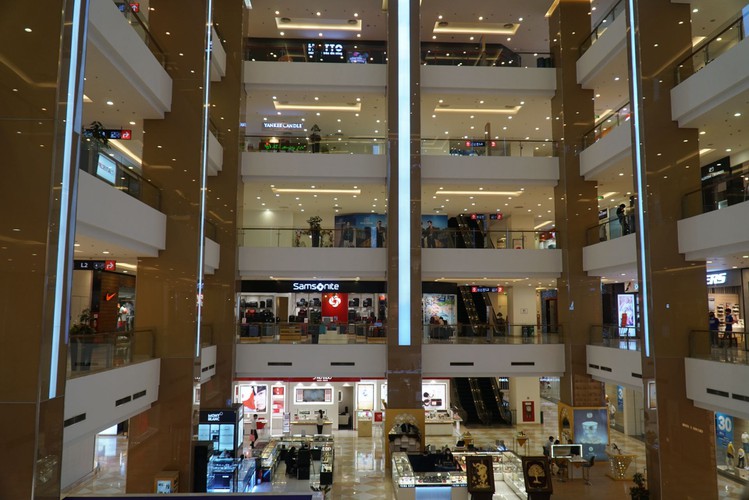 commercial centres remain quiet in hanoi, hcm city after re-opening hinh 1