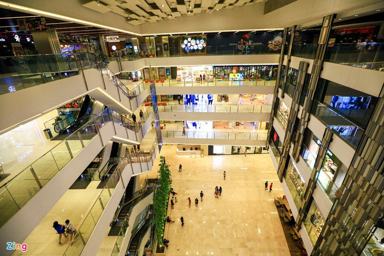commercial centres remain quiet in hanoi, hcm city after re-opening hinh 22