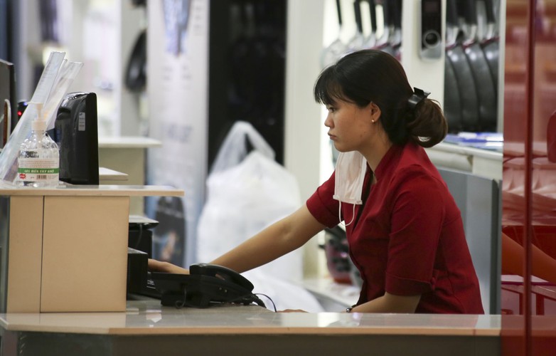 commercial centres remain quiet in hanoi, hcm city after re-opening hinh 8