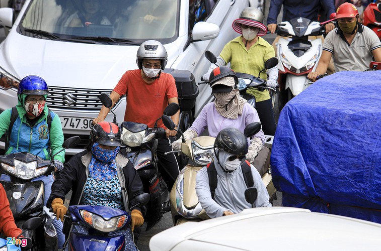 bustling atmosphere returns to streets of major cities after national holidays hinh 10