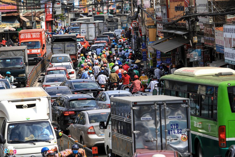 bustling atmosphere returns to streets of major cities after national holidays hinh 11