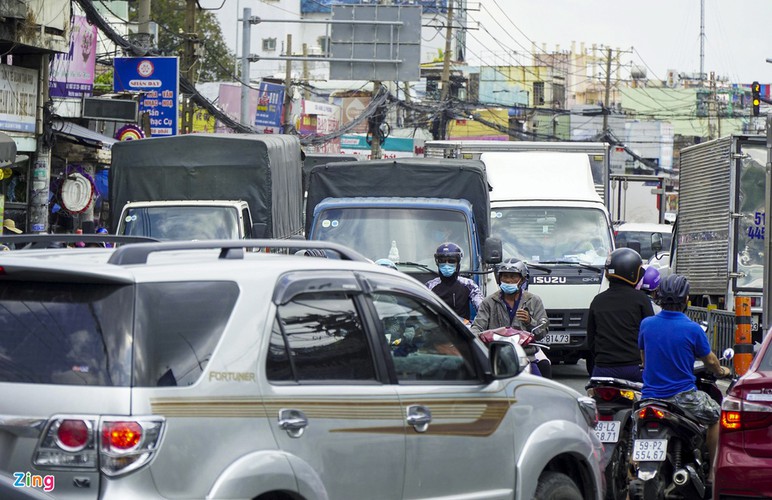 bustling atmosphere returns to streets of major cities after national holidays hinh 12