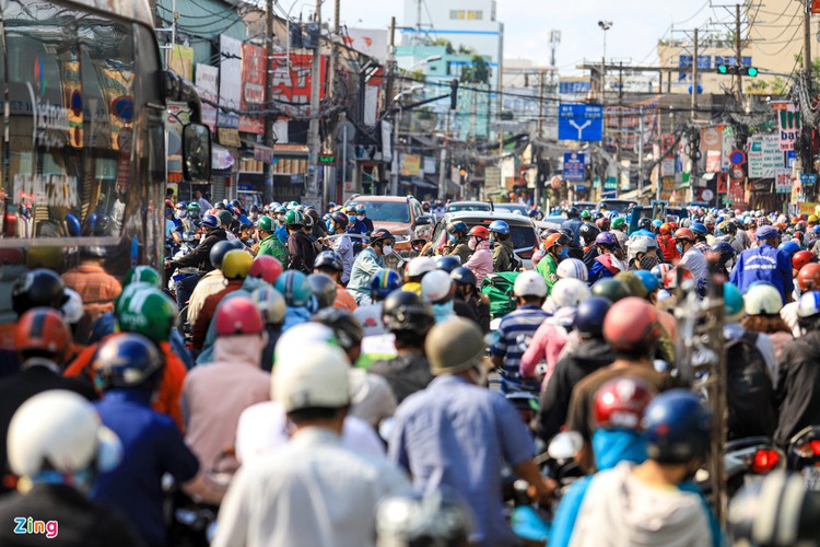 bustling atmosphere returns to streets of major cities after national holidays hinh 13