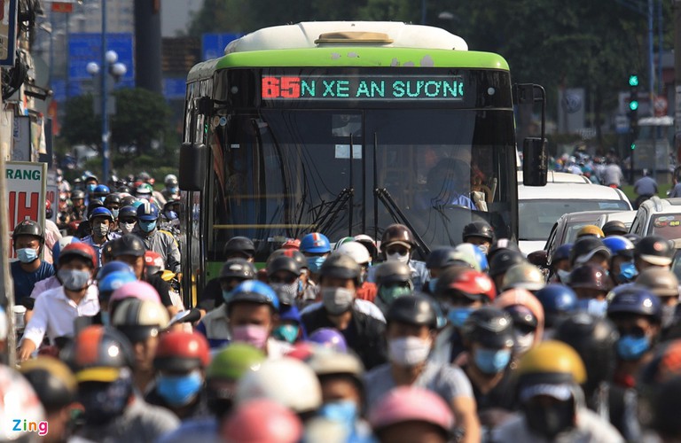 bustling atmosphere returns to streets of major cities after national holidays hinh 17