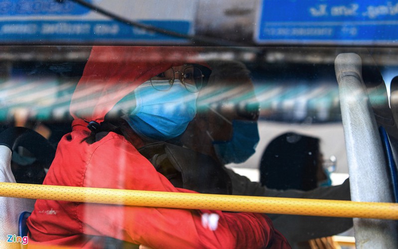 bustling atmosphere returns to streets of major cities after national holidays hinh 18