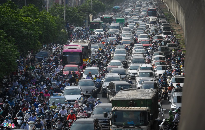 bustling atmosphere returns to streets of major cities after national holidays hinh 1