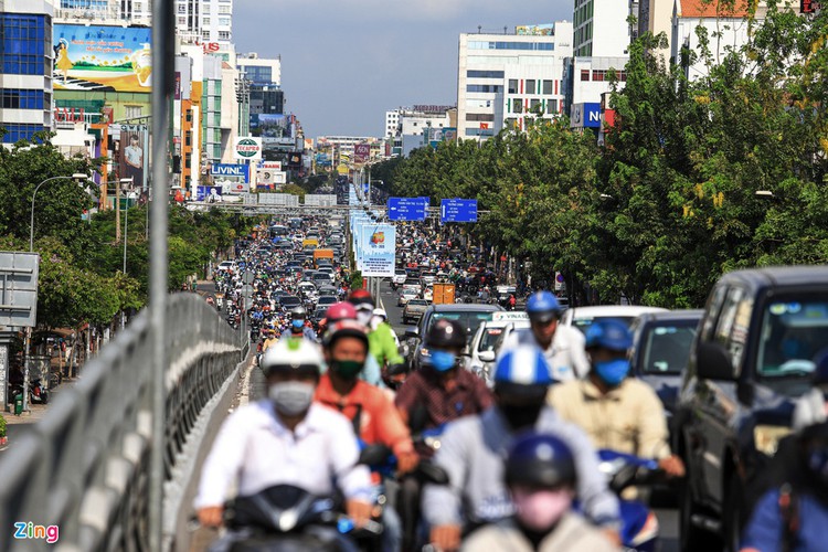 bustling atmosphere returns to streets of major cities after national holidays hinh 20