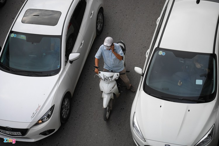 bustling atmosphere returns to streets of major cities after national holidays hinh 3