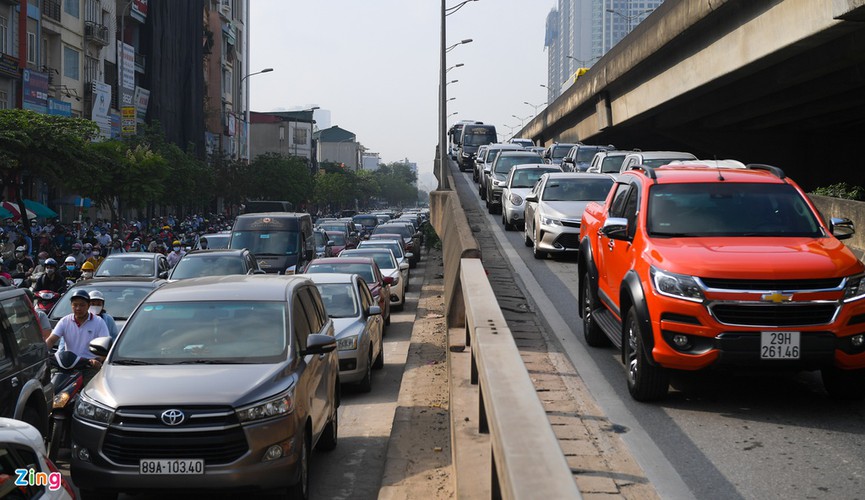 bustling atmosphere returns to streets of major cities after national holidays hinh 4