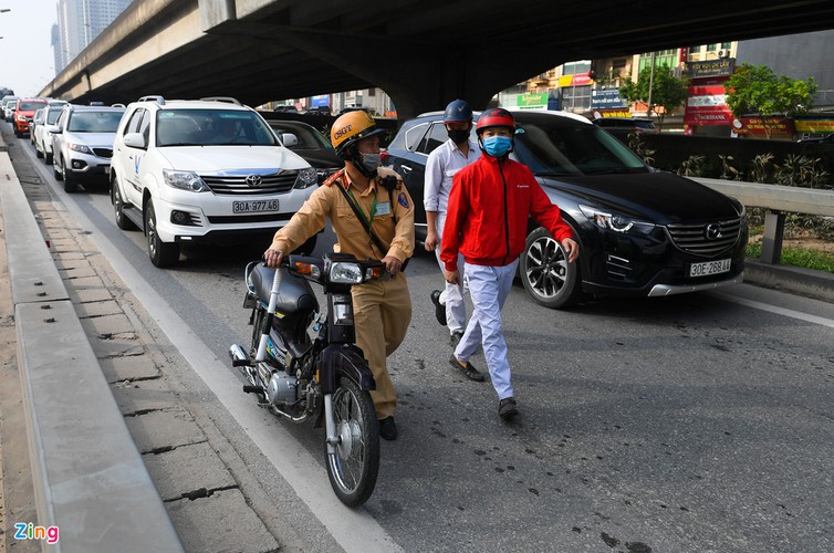 bustling atmosphere returns to streets of major cities after national holidays hinh 5