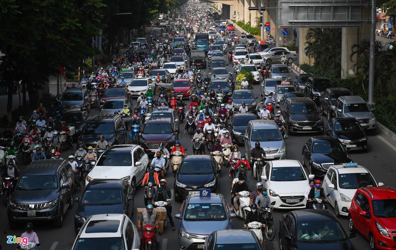 bustling atmosphere returns to streets of major cities after national holidays hinh 6