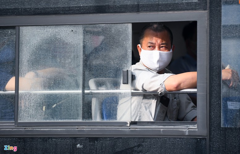 bustling atmosphere returns to streets of major cities after national holidays hinh 8