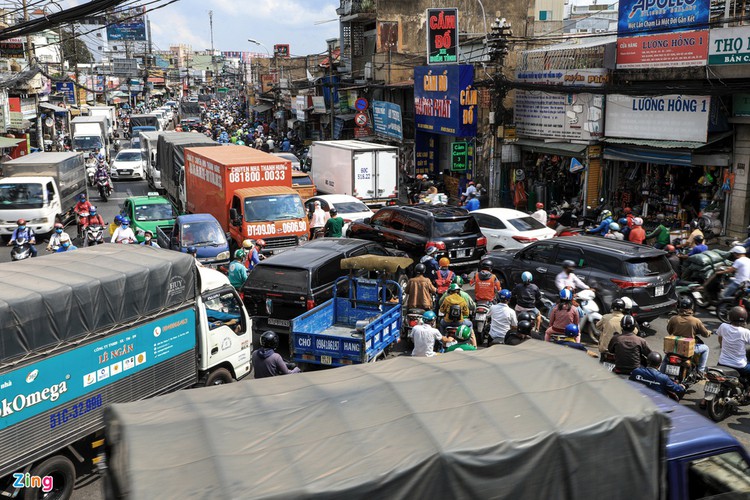 bustling atmosphere returns to streets of major cities after national holidays hinh 9