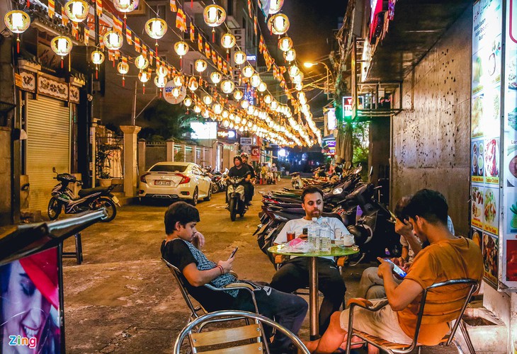 bui vien walking street remains deserted after re-opening hinh 11