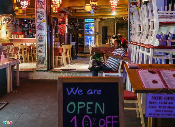 bui vien walking street remains deserted after re-opening hinh 4
