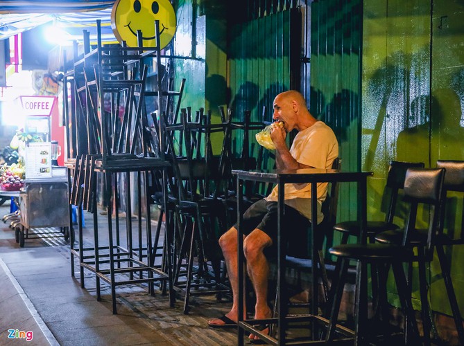 bui vien walking street remains deserted after re-opening hinh 5