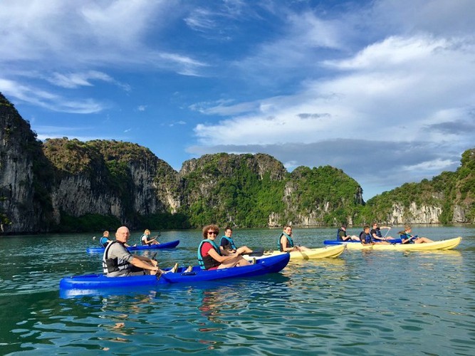 leading destinations to enjoy kayaking in vietnam hinh 2