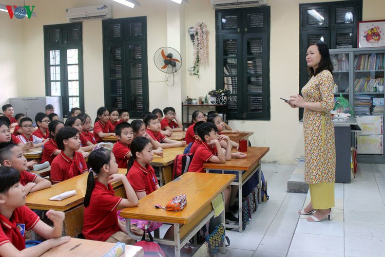 kindergarten, primary school pupils head back to school in hanoi hinh 8