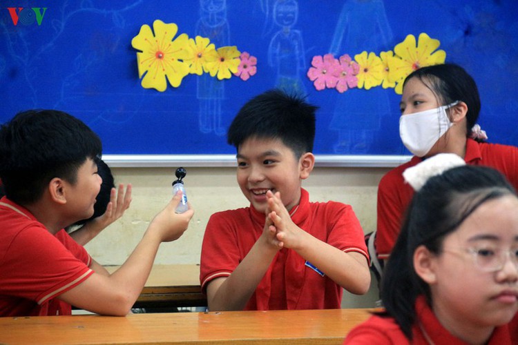 kindergarten, primary school pupils head back to school in hanoi hinh 9