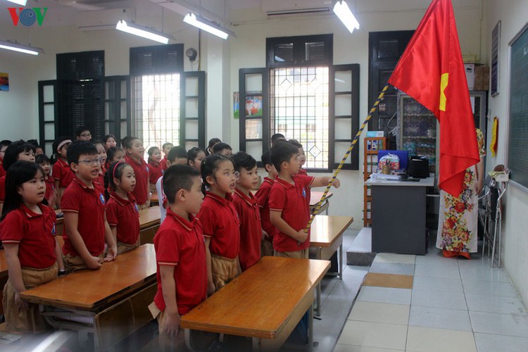 kindergarten, primary school pupils head back to school in hanoi hinh 10