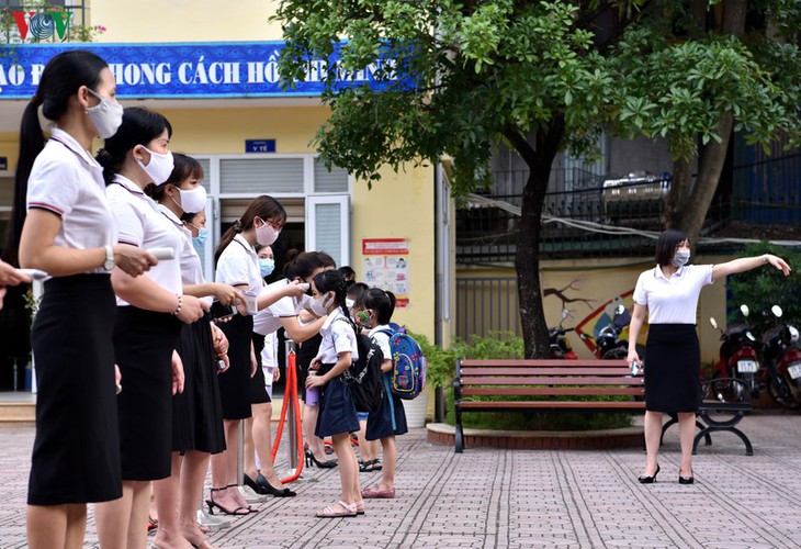 kindergarten, primary school pupils head back to school in hanoi hinh 11