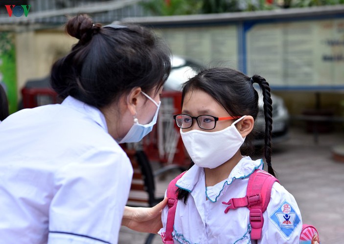 kindergarten, primary school pupils head back to school in hanoi hinh 12