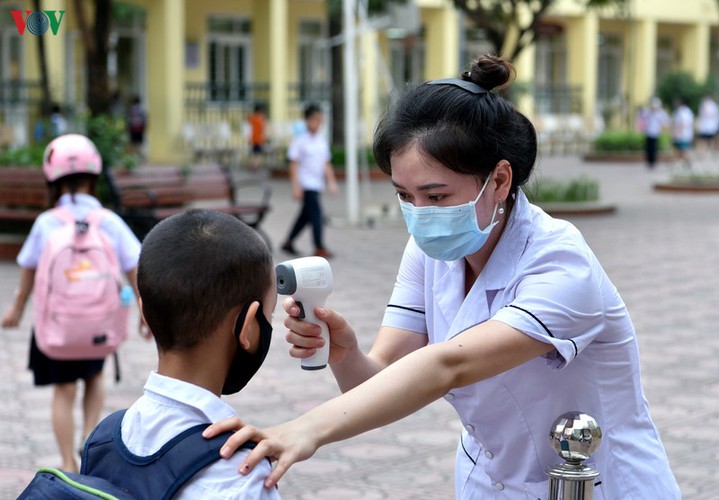 kindergarten, primary school pupils head back to school in hanoi hinh 13