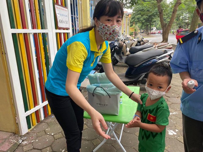 kindergarten, primary school pupils head back to school in hanoi hinh 14