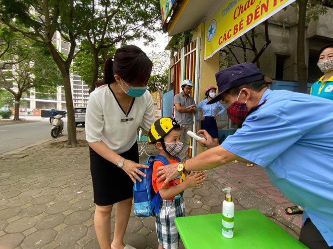 kindergarten, primary school pupils head back to school in hanoi hinh 15