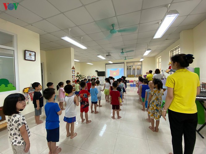 kindergarten, primary school pupils head back to school in hanoi hinh 16