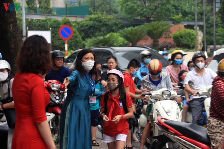 kindergarten, primary school pupils head back to school in hanoi hinh 1