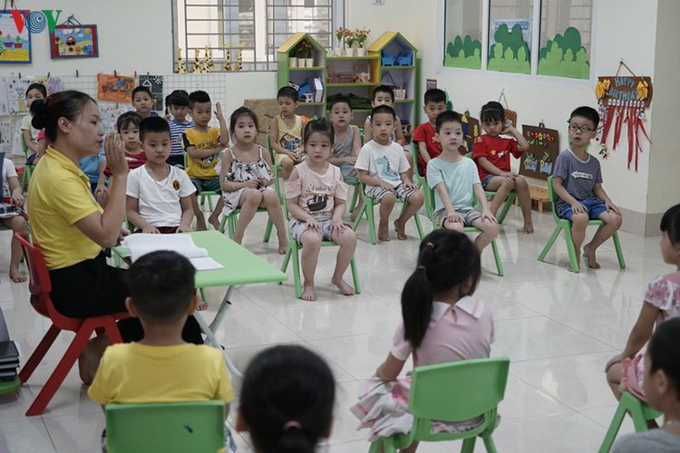 kindergarten, primary school pupils head back to school in hanoi hinh 17