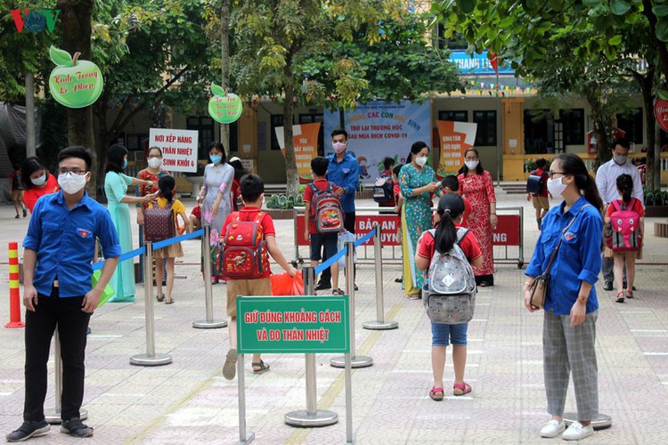 kindergarten, primary school pupils head back to school in hanoi hinh 2