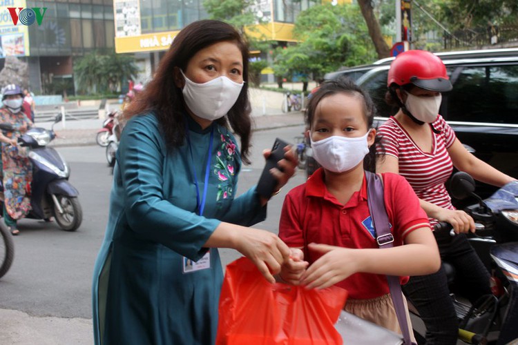 kindergarten, primary school pupils head back to school in hanoi hinh 3